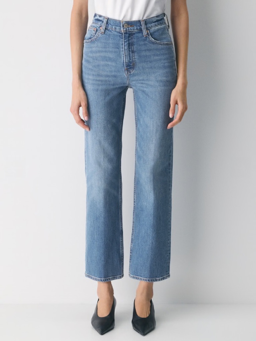 Aritzia Women’s Straight-Leg Jeans in Light Blue Wash